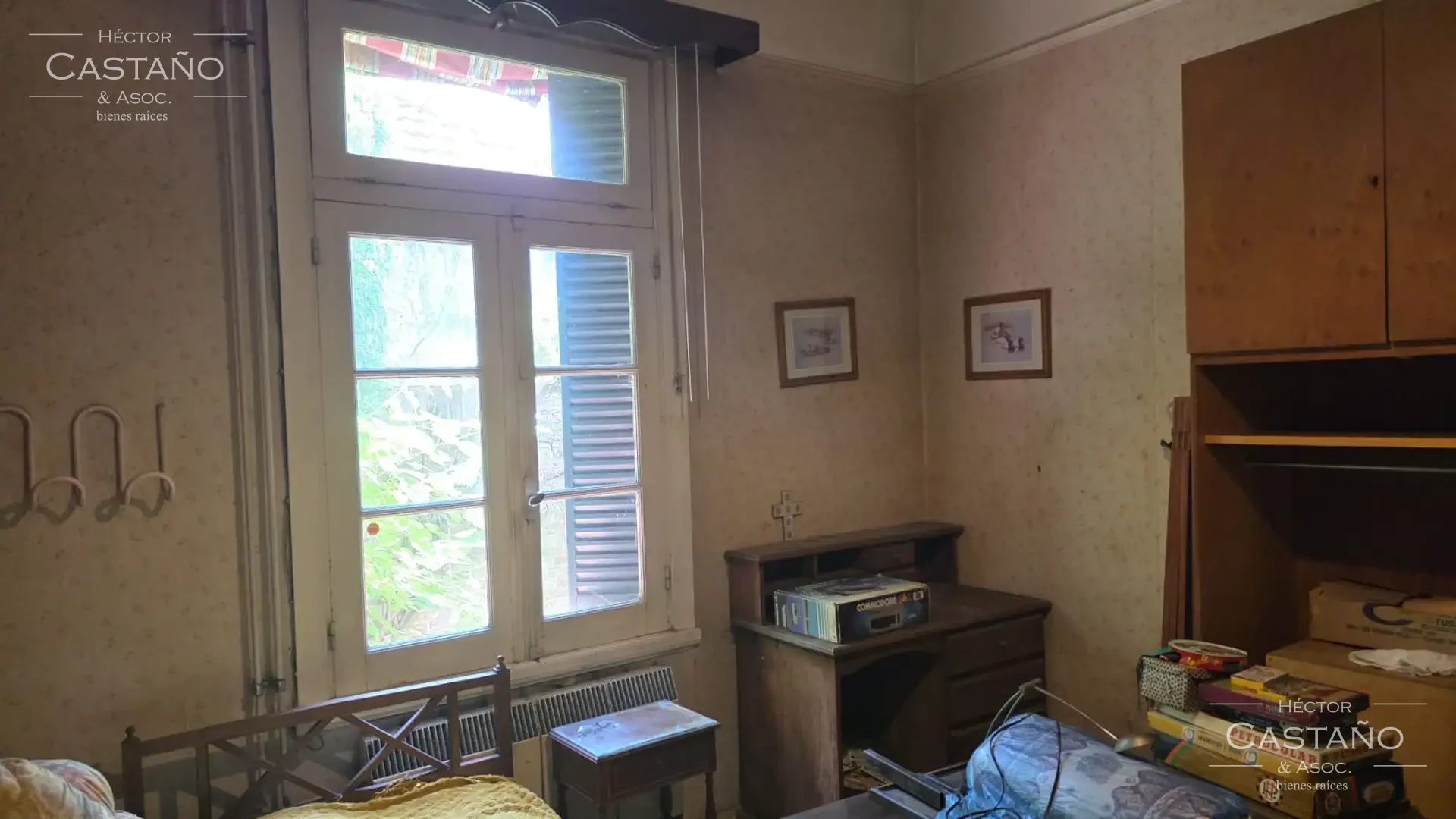 Clásica casa neocolonial con jardín, quincho y cochera en Florida Mitre