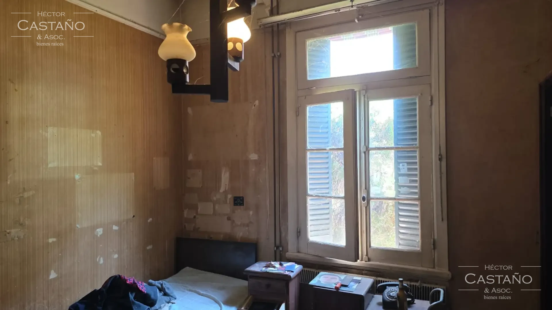 Clásica casa neocolonial con jardín, quincho y cochera en Florida Mitre