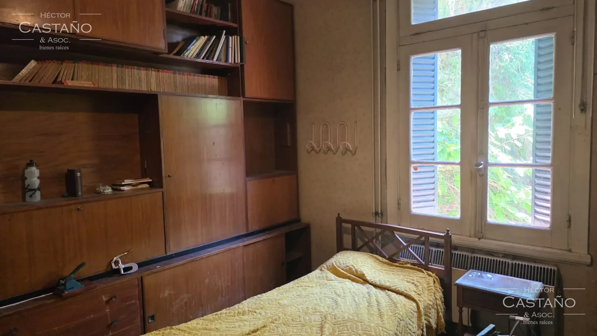 Clásica casa neocolonial con jardín, quincho y cochera en Florida Mitre
