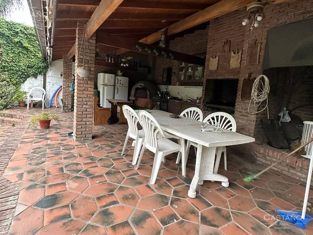 Florida Excelente casa de 6 ambientes en 2 plantas c/quincho, pileta, sauna y gran jardín y depend.