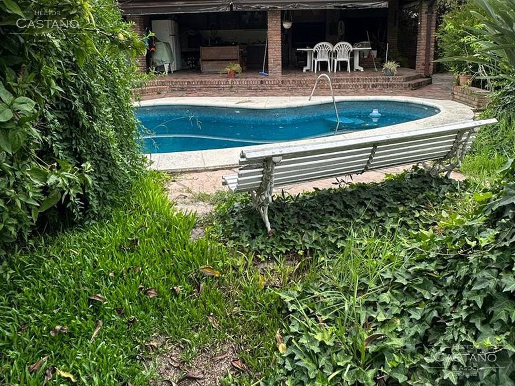 Florida Excelente casa de 6 ambientes en 2 plantas c/quincho, pileta, sauna y gran jardín y depend.