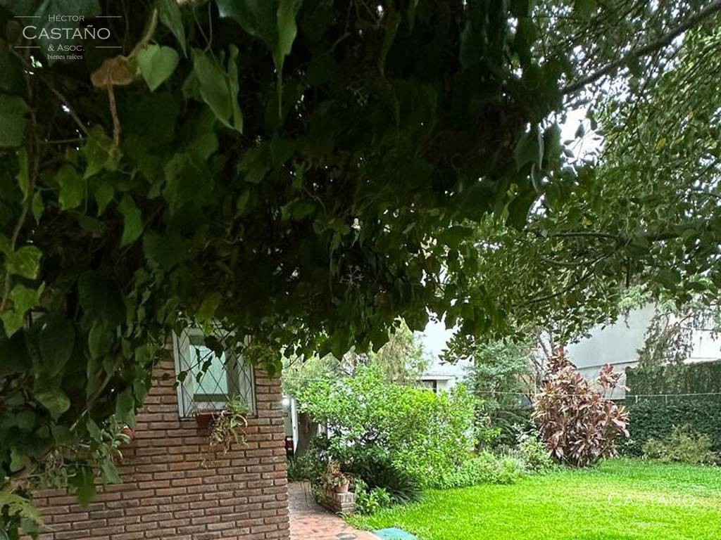 Florida Excelente casa de 6 ambientes en 2 plantas c/quincho, pileta, sauna y gran jardín y depend.