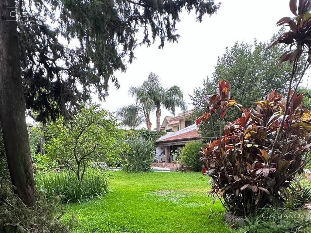 Florida Excelente casa de 6 ambientes en 2 plantas c/quincho, pileta, sauna y gran jardín y depend.