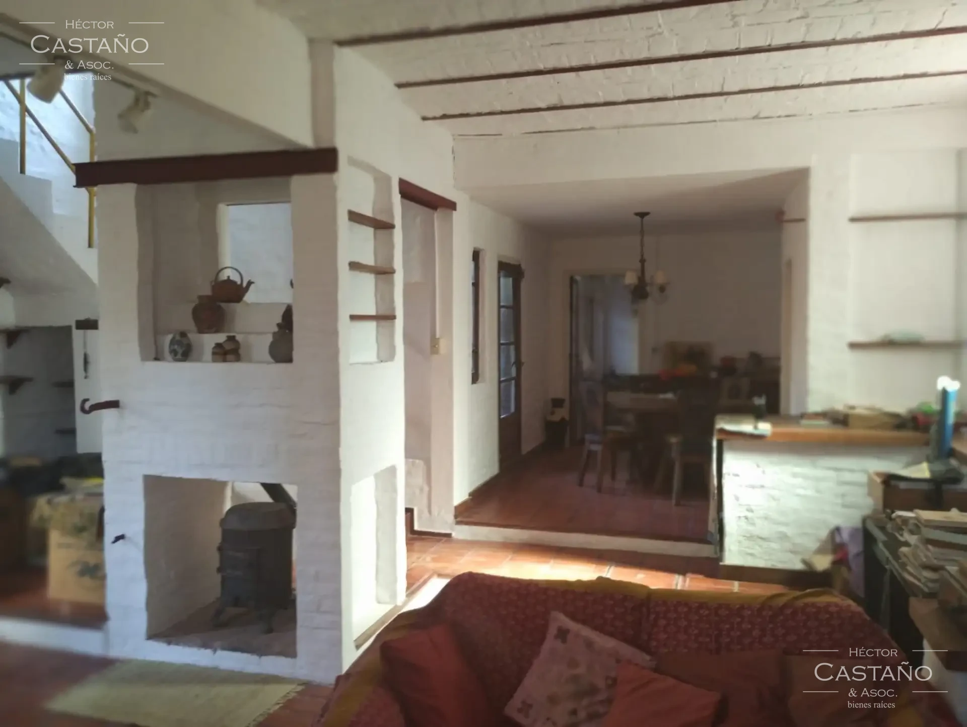 Casa desarrollada en 2 plantas 6 ambientes. Jardín al frente y patio lateral. 3 dormitorios,