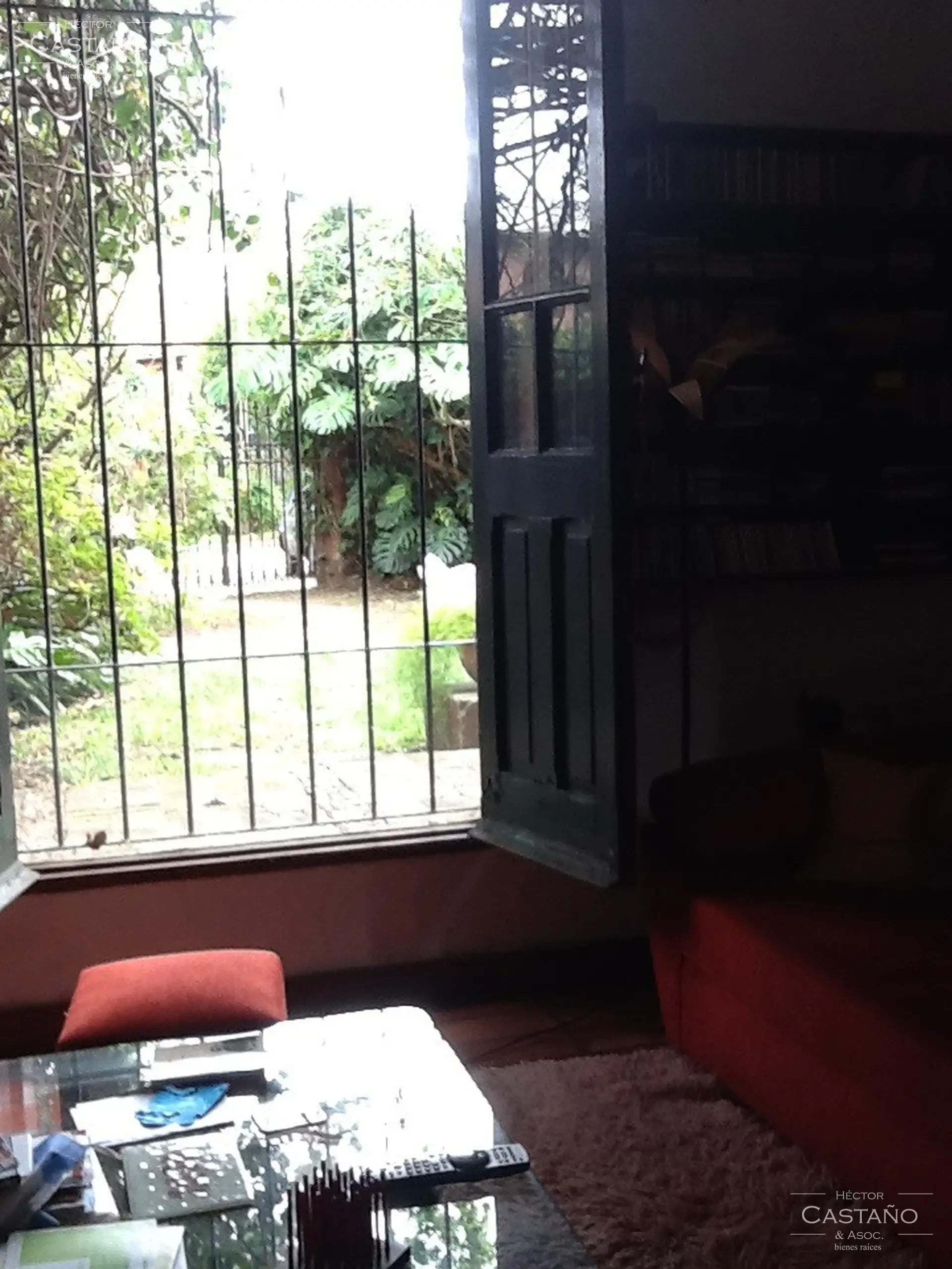 Casa desarrollada en 2 plantas 6 ambientes. Jardín al frente y patio lateral. 3 dormitorios,