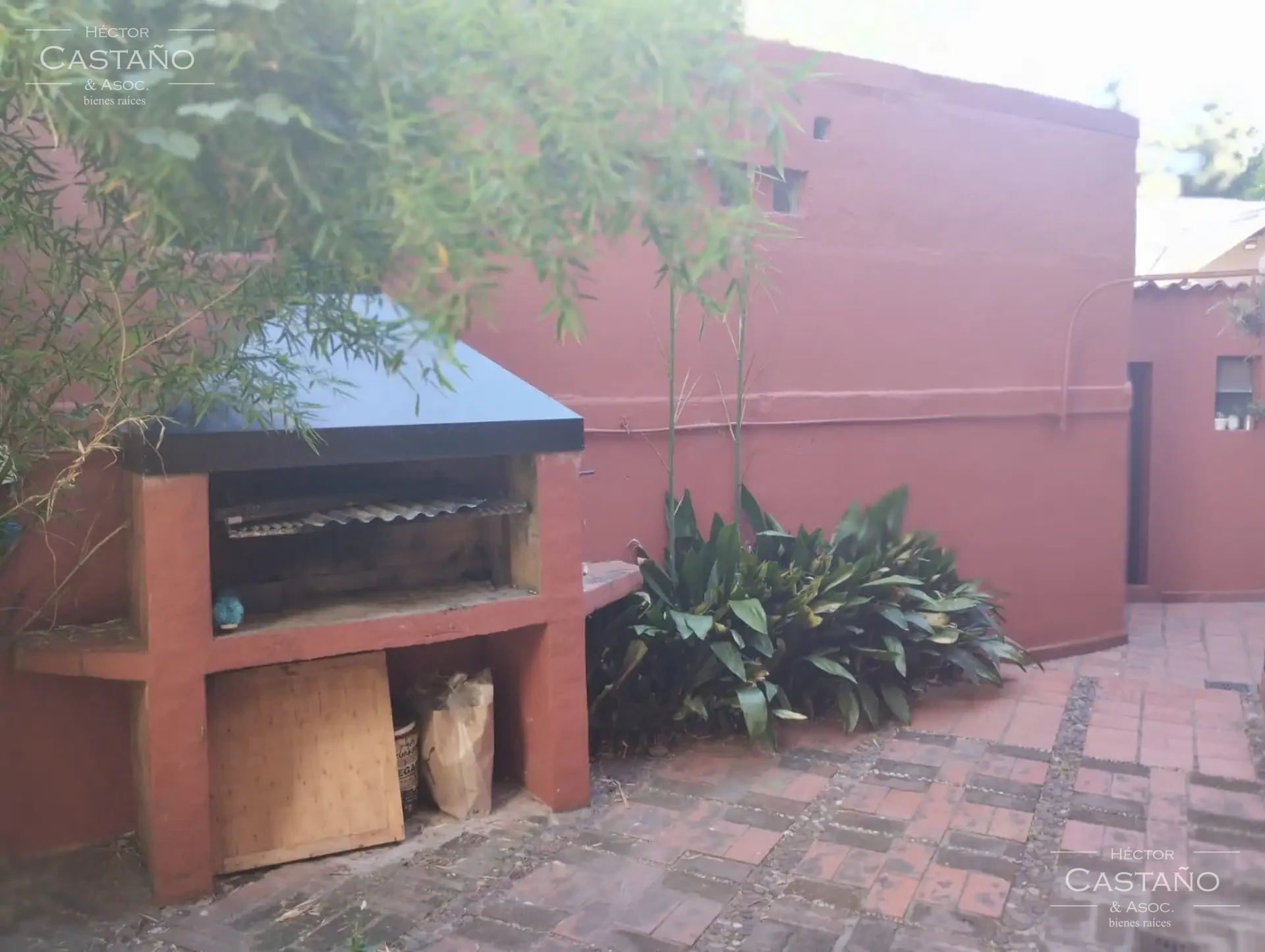 Casa desarrollada en 2 plantas 6 ambientes. Jardín al frente y patio lateral. 3 dormitorios,