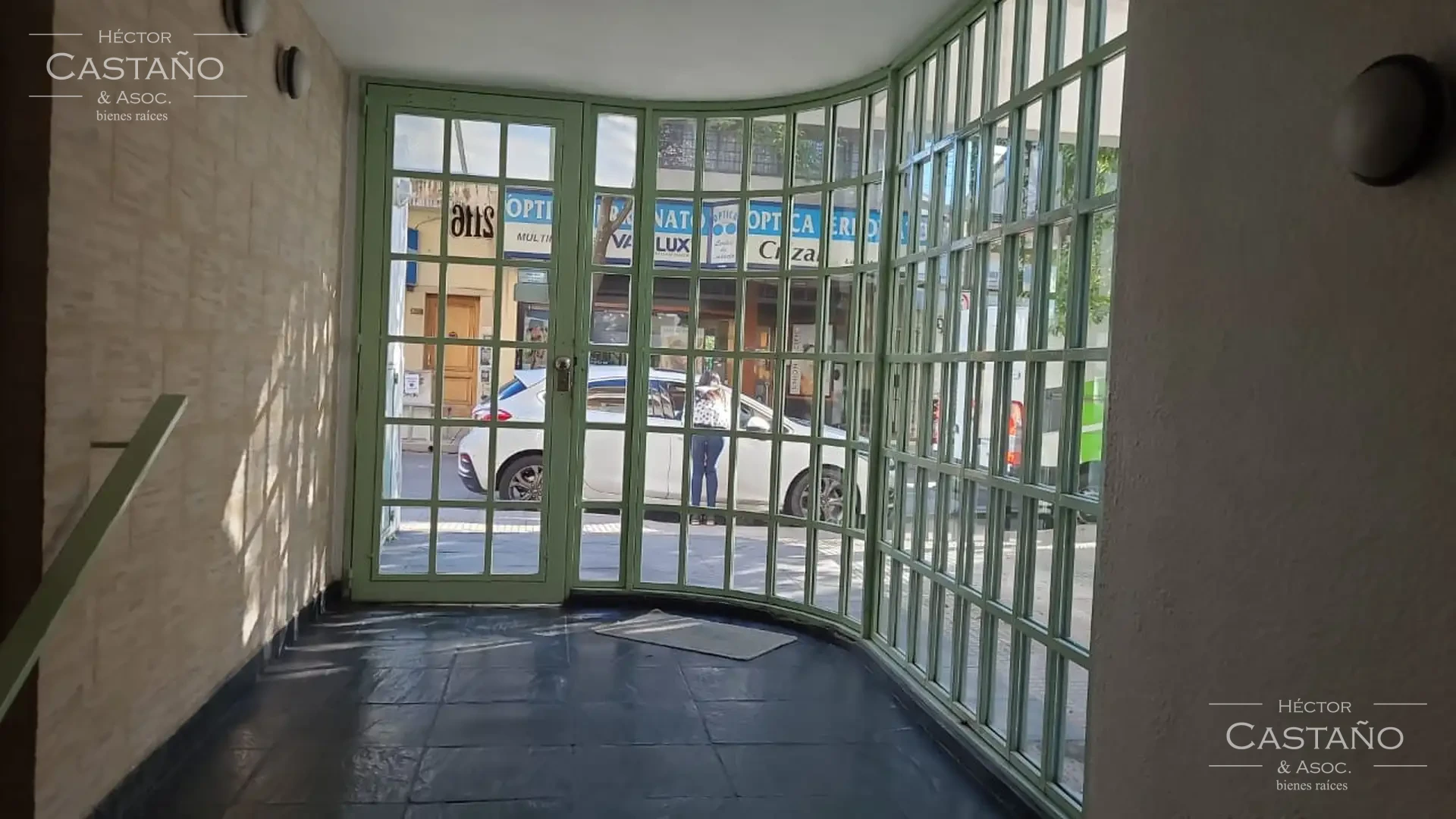 2 ambientes con cochera en zona comercial de Florida muy cerca de Estación Florida Mitre.